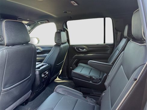 Used 2024 GMC Yukon XL SLT w/ SLT Luxury Package image 23