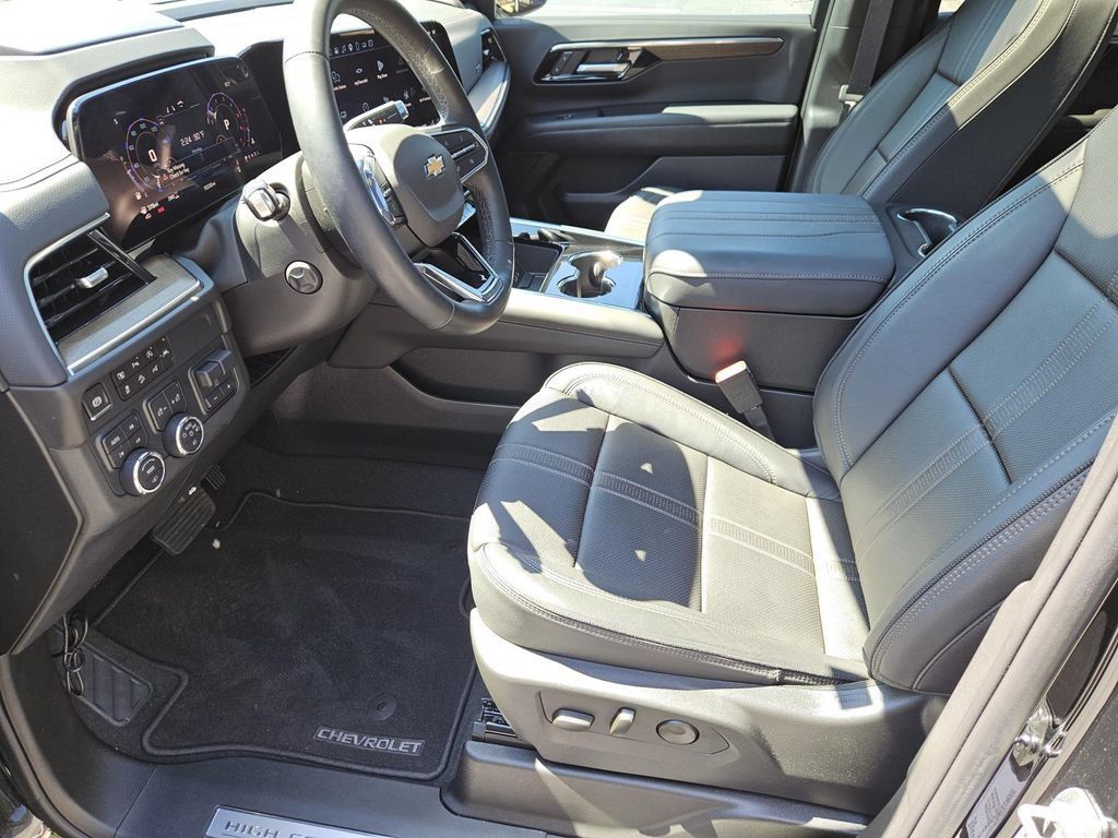 Used 2025 Chevrolet Tahoe High Country AWD/4WD image 15