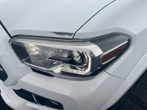 Used 2018 Toyota Tacoma Limited AWD/4WD image 13