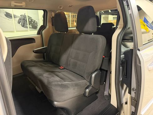 Used 2017 Dodge Grand Caravan SE FWD image 19
