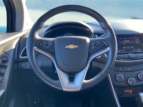 Used 2022 Chevrolet Trax LT w/ LT Convenience Package image 11