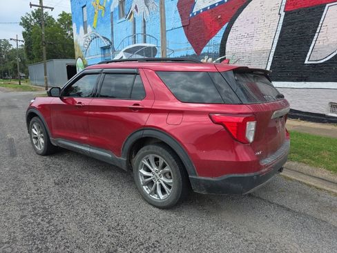 Used 2020 Ford Explorer XLT w/ Equipment Group 202A AWD/4WD image 5