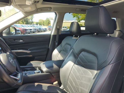 Used 2022 Nissan Pathfinder Platinum image 11