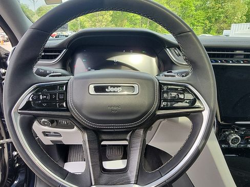Used 2022 Jeep Grand Cherokee Overland AWD/4WD image 15