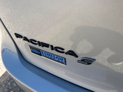 Used 2024 Chrysler Pacifica Limited w/ S Appearance Package FWD image 38