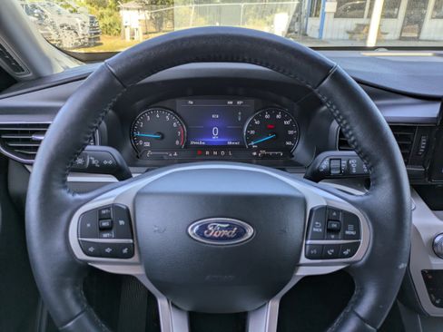 Used 2022 Ford Explorer XLT w/ Equipment Group 202A AWD/4WD image 23