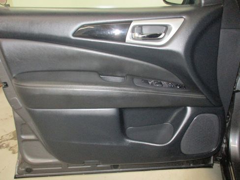 Used 2019 Nissan Pathfinder S image 11