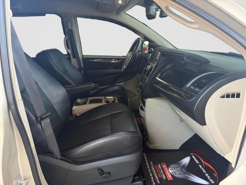 Used 2015 Chrysler Town & Country Touring-L w/ Driver Convenience Group FWD image 22