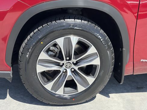 Certified 2024 Toyota Highlander XLE AWD/4WD image 8
