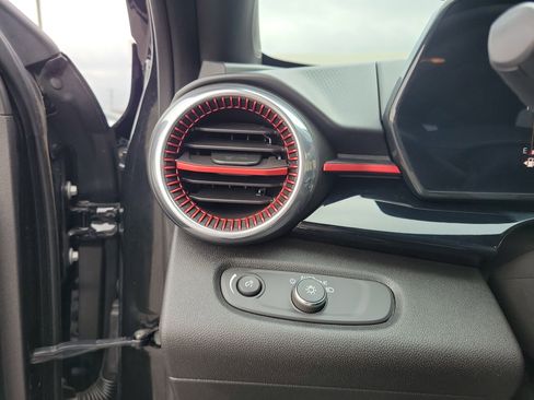 Used 2025 Chevrolet Trax RS image 21