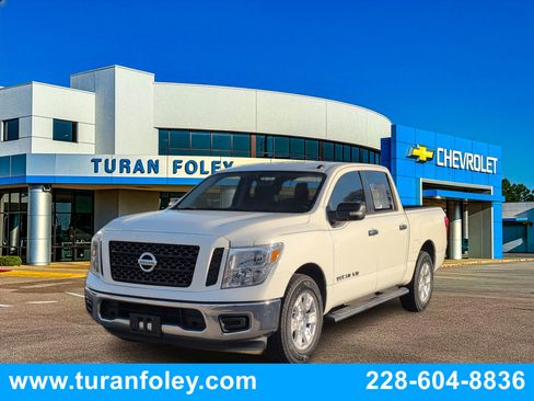 Used 2019 Nissan Titan SV image 1