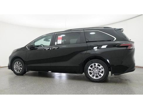 New 2026 Toyota Sienna XLE image 20