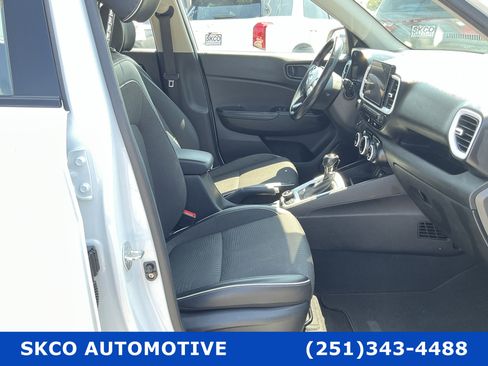 Used 2023 Hyundai Venue Limited image 13