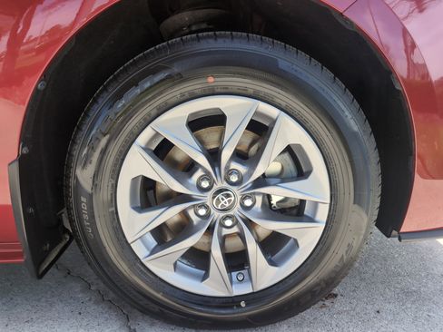 Used 2023 Toyota Sienna LE image 12