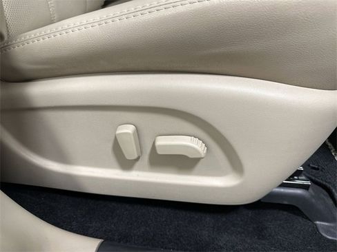 Used 2017 Nissan Pathfinder Platinum image 34