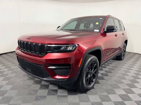 Used 2025 Jeep Grand Cherokee Altitude AWD/4WD image 3