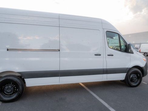 Used 2025 Mercedes-Benz Sprinter 2500 image 4