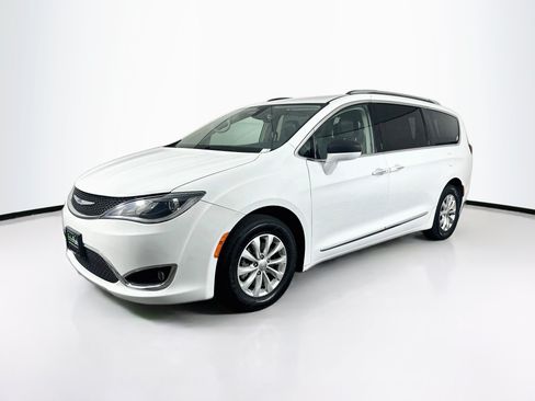 Used 2019 Chrysler Pacifica Touring-L FWD image 3