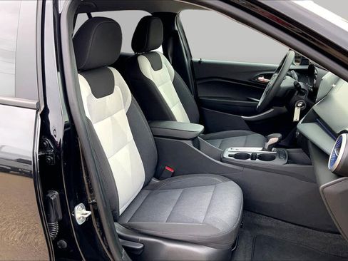Used 2025 Chevrolet Trax LS FWD image 9