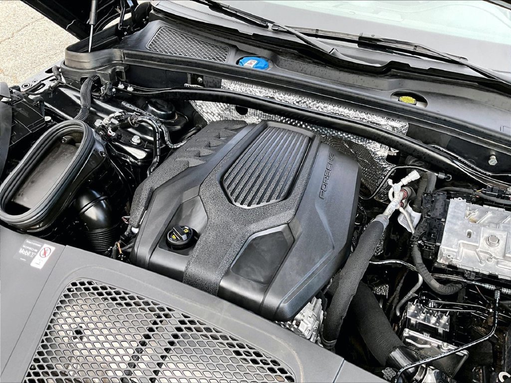 Certified 2026 Porsche Macan AWD/4WD image 24
