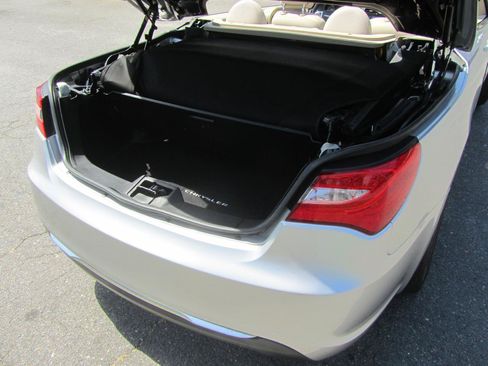 Used 2011 Chrysler 200 Touring FWD image 23