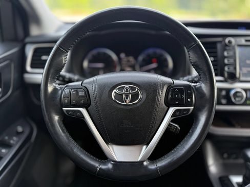 Used 2018 Toyota Highlander XLE AWD/4WD image 25