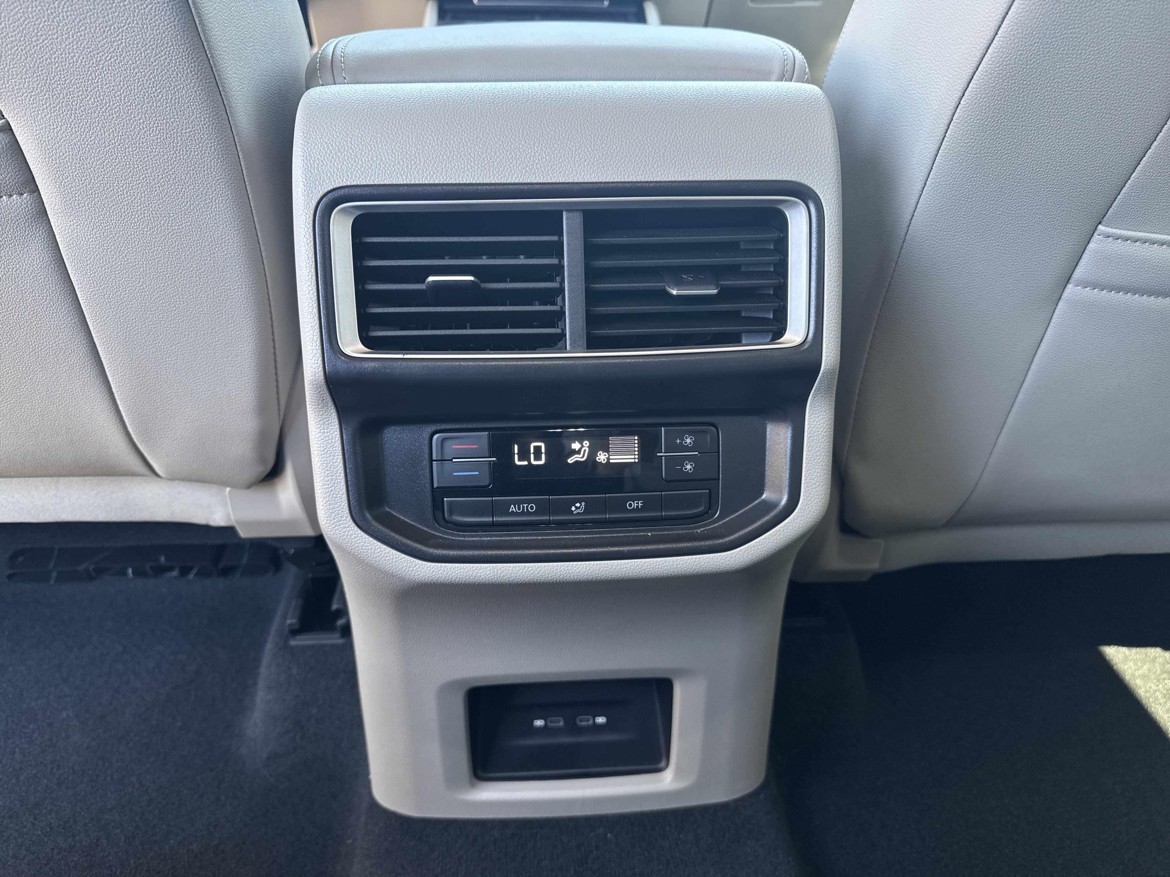 Used 2026 Volkswagen Atlas SE FWD image 28