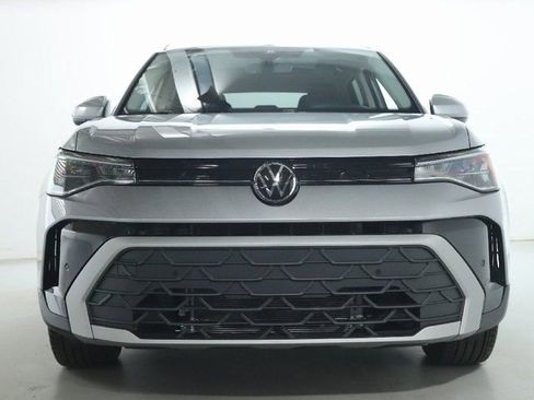 Used 2025 Volkswagen Taos SE image 5