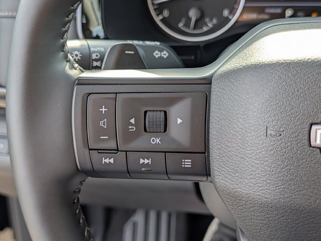Used 2026 Nissan Pathfinder SV FWD image 22