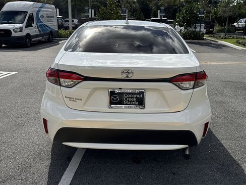 Used 2022 Toyota Corolla LE image 3
