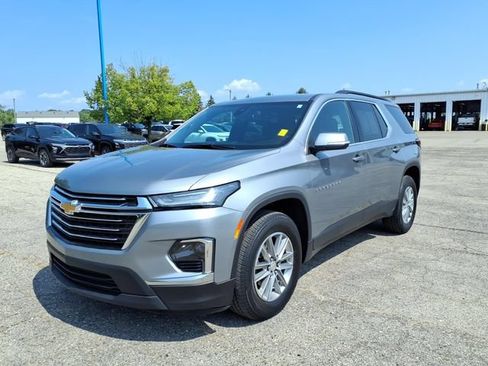 Used 2023 Chevrolet Traverse LT w/ LPO, Floor Liner Package FWD image 3