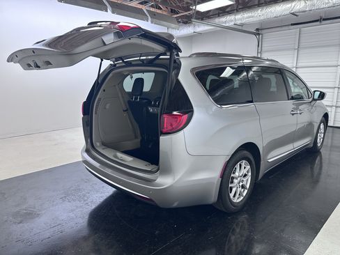 Used 2020 Chrysler Pacifica Touring-L FWD image 20
