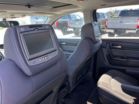 Used 2017 Chevrolet Traverse LT w/ Style and Technology Package image 3