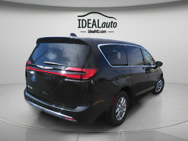 Used 2025 Chrysler Pacifica Select FWD image 3
