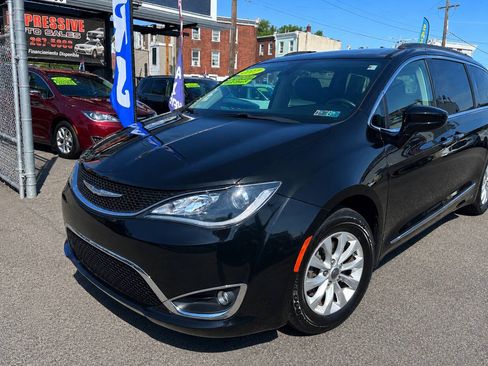 Used 2017 Chrysler Pacifica Touring-L FWD image 1