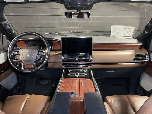 Used 2022 Lincoln Navigator Reserve image 2