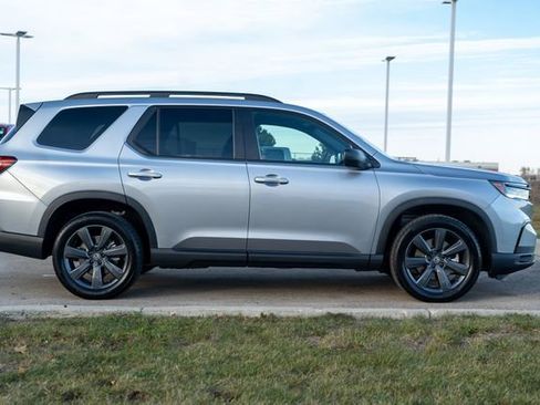 Used 2025 Honda Pilot Sport image 8