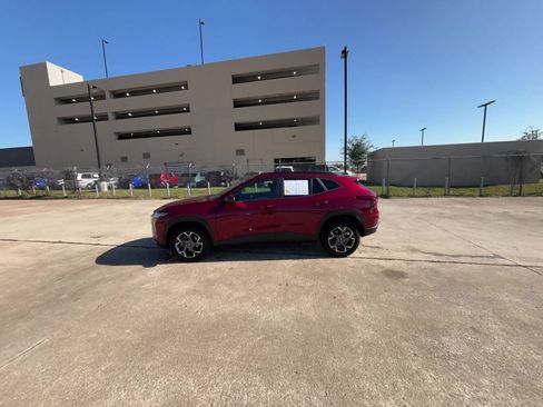 Used 2025 Chevrolet Trax LT w/ LT Convenience Package image 16