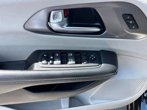 Used 2023 Chrysler Pacifica Touring-L FWD image 15