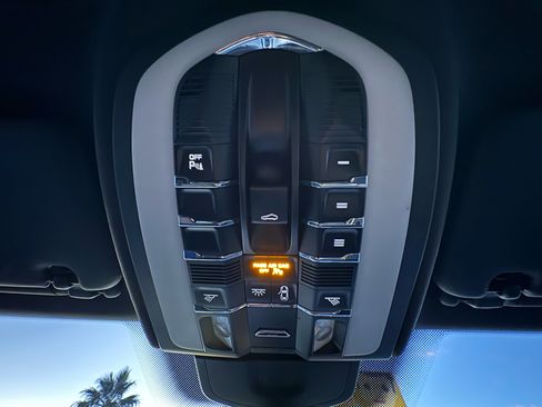 Used 2013 Porsche Cayenne S image 33