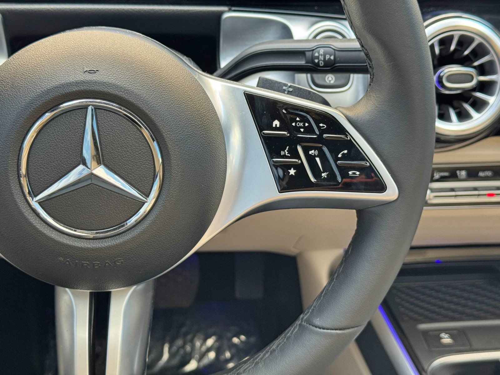 Used 2024 Mercedes-Benz GLB 250 w/ Exclusive Package image 22