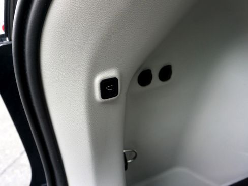 Used 2019 Jeep Cherokee Limited image 9