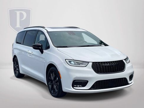 Certified 2025 Chrysler Pacifica Limited FWD image 1