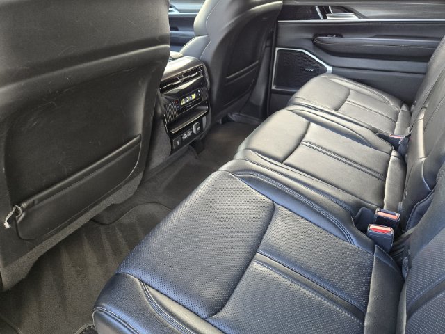 Used 2024 Jeep Wagoneer L Series II RWD image 29