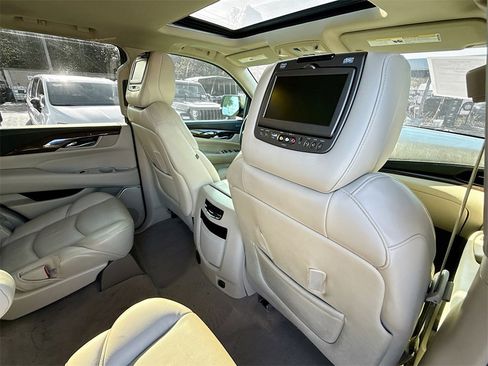 Used 2018 Cadillac Escalade Luxury image 33