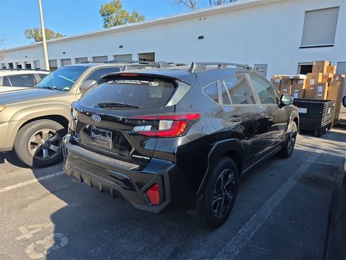 Used 2025 Subaru Crosstrek 2.0i Premium image 3