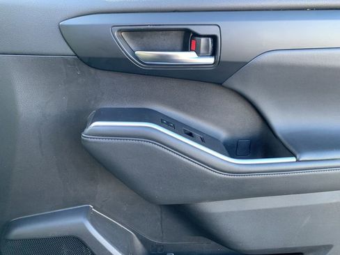 Used 2022 Toyota Highlander XLE image 19