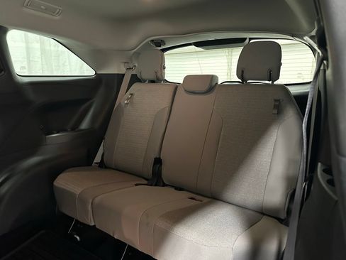 Used 2025 Toyota Sienna LE FWD image 48