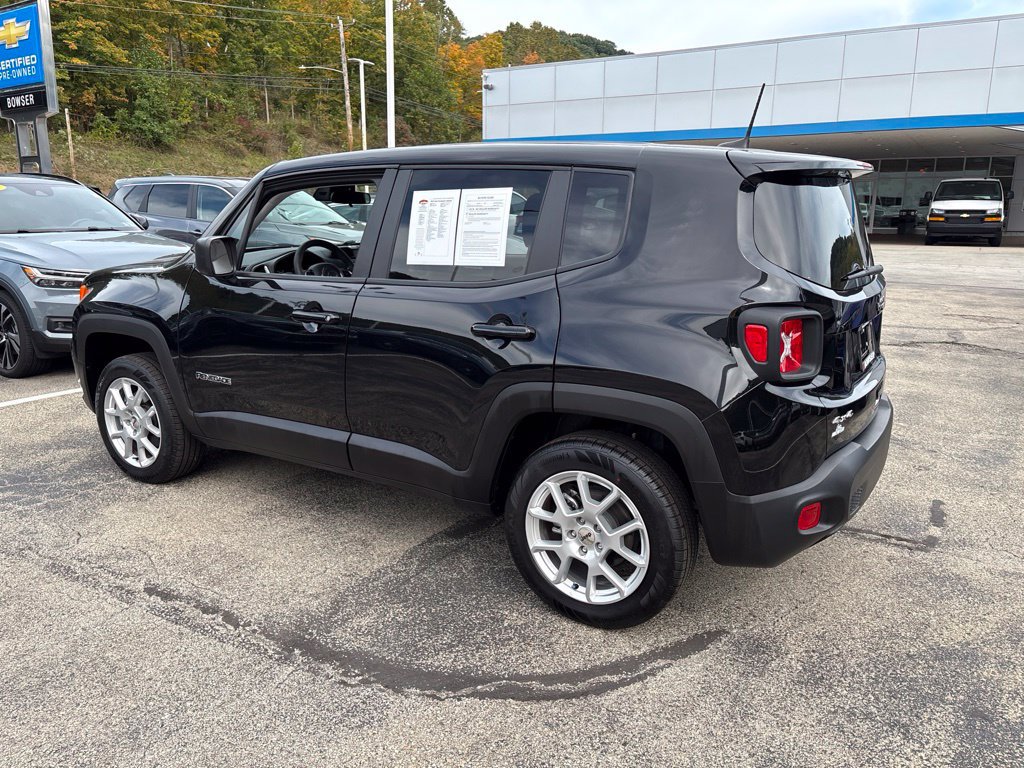 Used 2023 Jeep Renegade Latitude AWD/4WD image 3