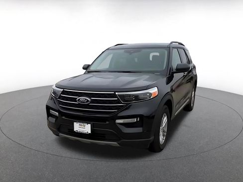 Used 2024 Ford Explorer XLT w/ Equipment Group 202A image 7